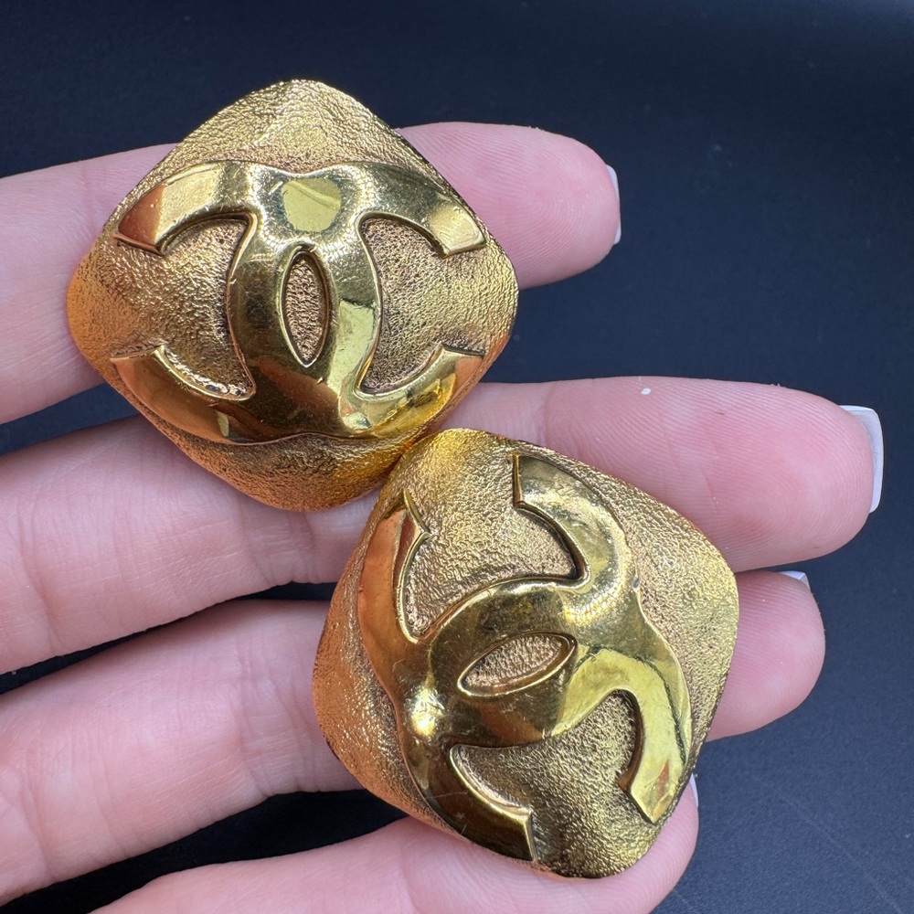LOT 1613 24K gold plated CHANEL vintage clip on earrings - Picture 10 of 11
